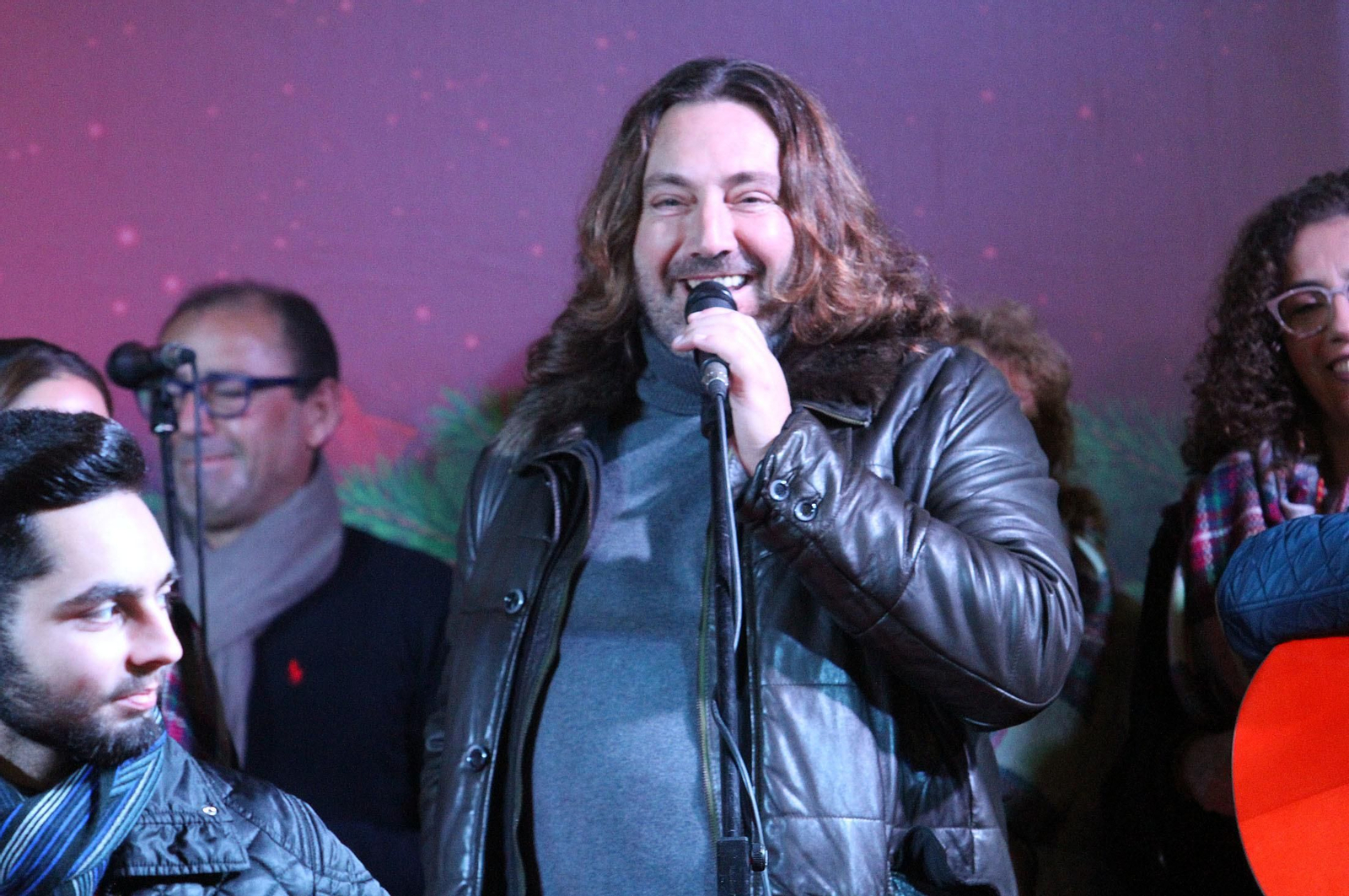 Pepe El Marismeño y el Coro de Emigrantes ponen voz al Cuentacuentos de Huelva Información, en imágenes