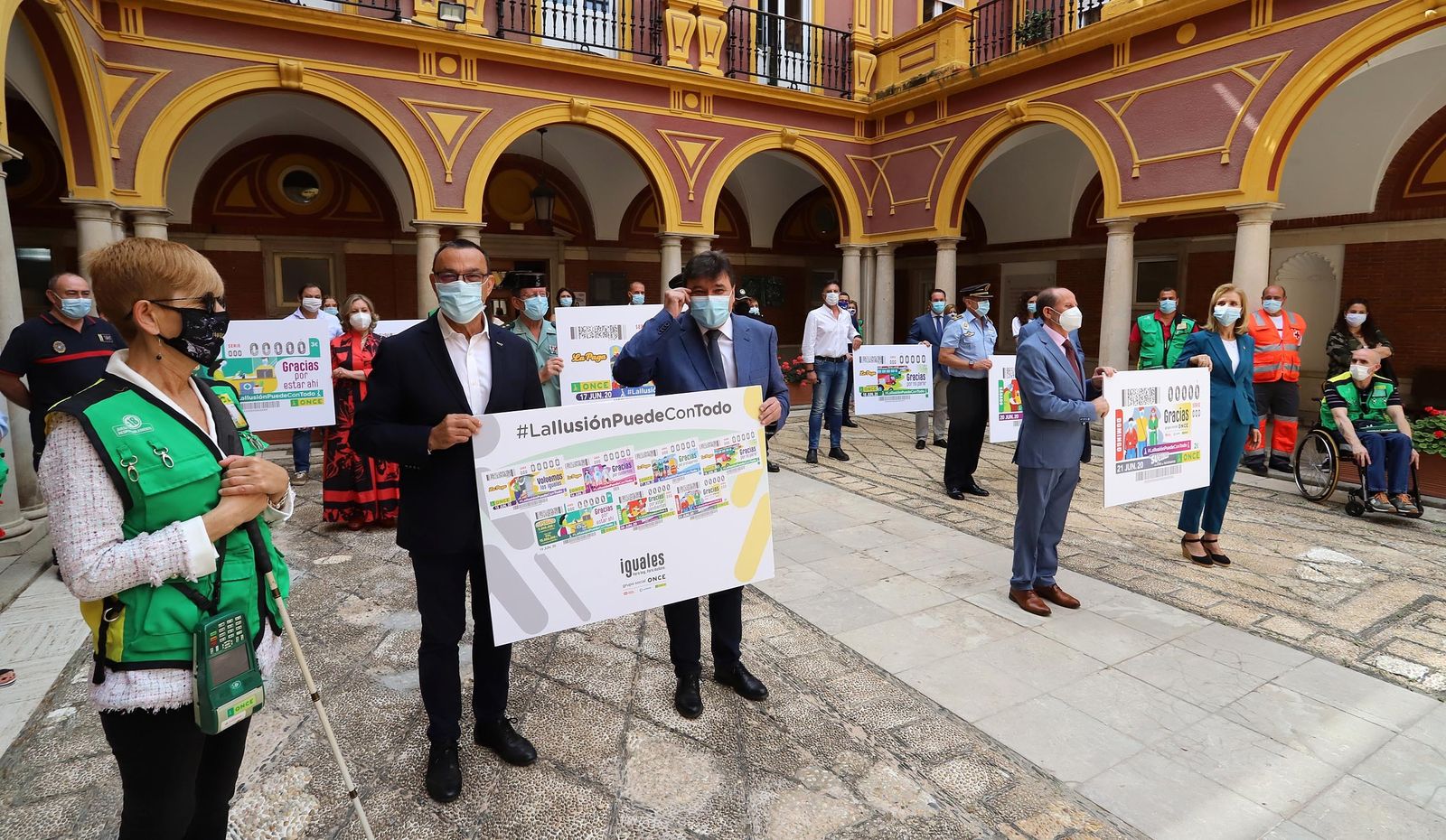 Autoridades y representantes de los colectivos homenajeados posan con los cupones con los que los sorteos de la ONCE volverán la semana que viene.