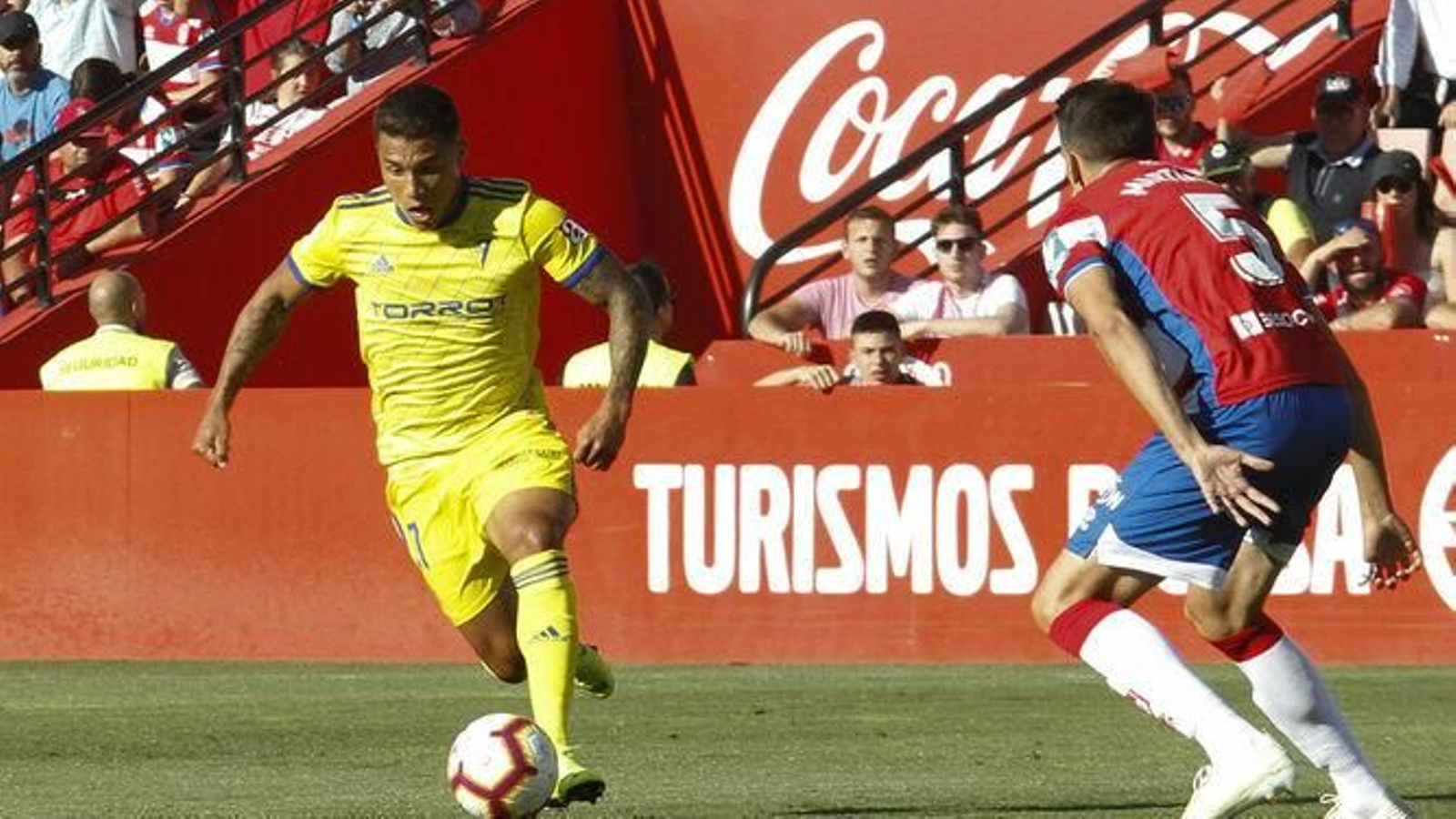 Machís, con el balón controlado durante el partido contra el Granada.