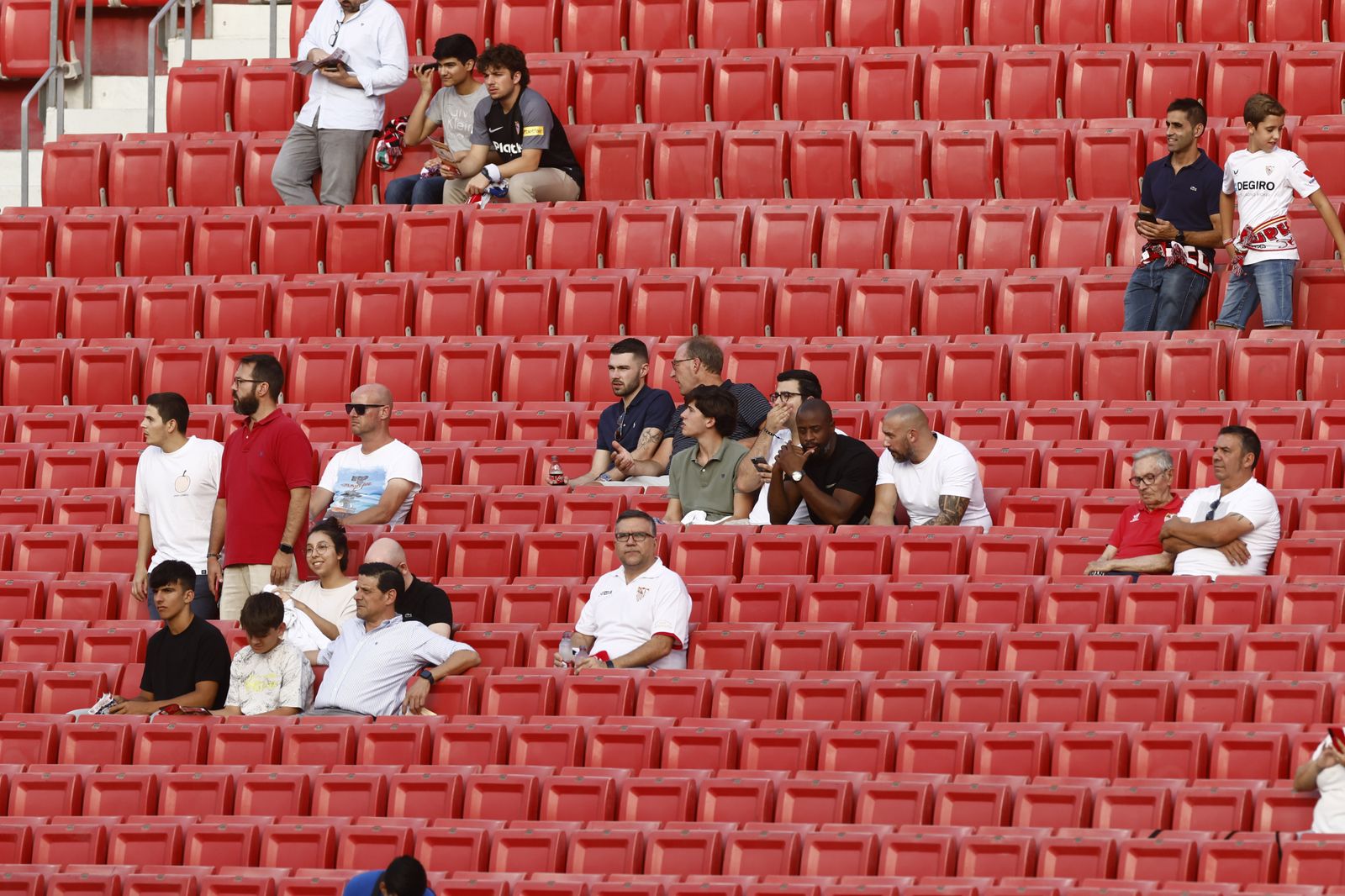 Búscate en las fotos del Sevilla-Valencia