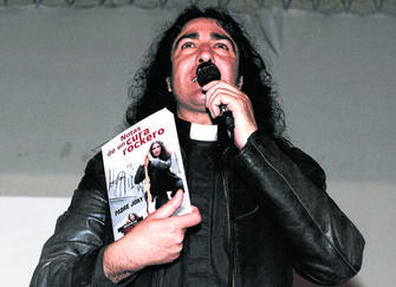 Un momento del encuentro del cura con el auditorio de Olvera, presentando su nuevo libro.