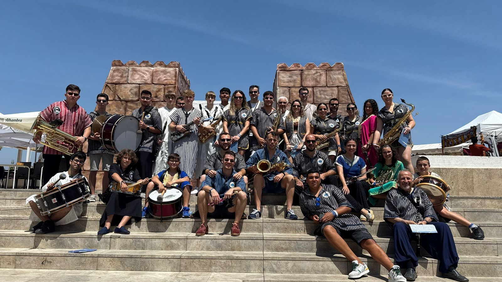Los músicos en la Plaza Nueva.