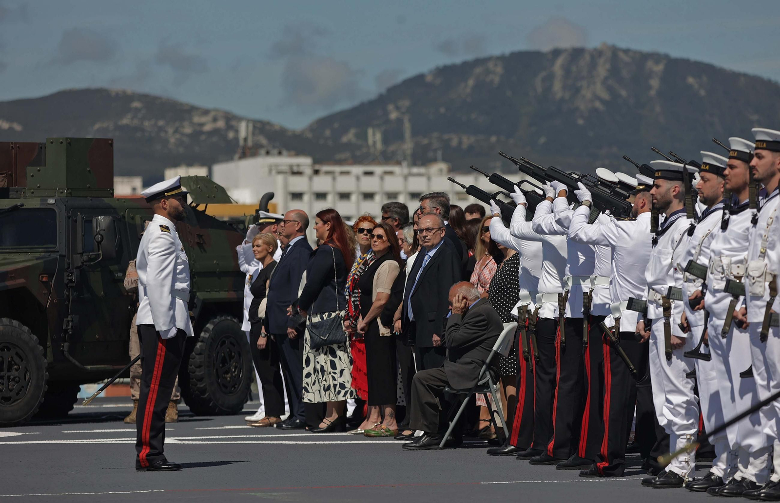 Fotos de la Jura de Bandera para personal civil a bordo del Buque de Asalto Anfibio 'Castilla' en Algeciras