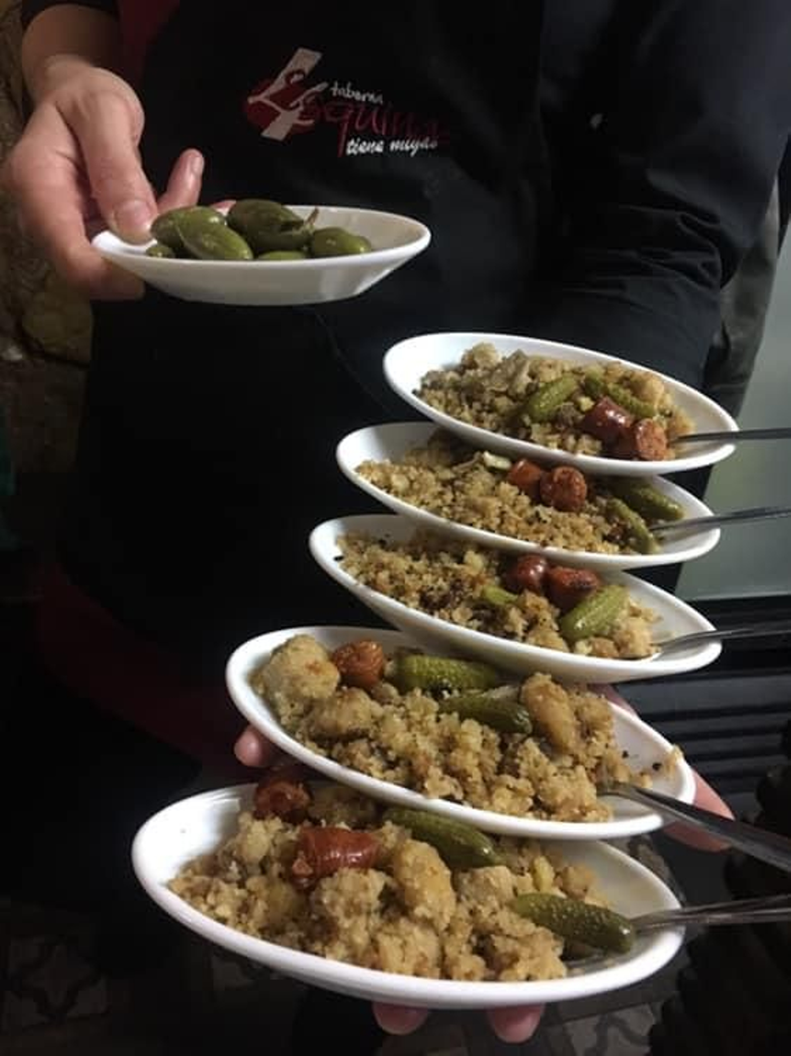 En la Taberna Cuatro Esquinas del barrio de San Ildefonso no hace falta que pidas una ración de migas: las probarás seguro, ya que son su primera tapa con la bebida que pidas.