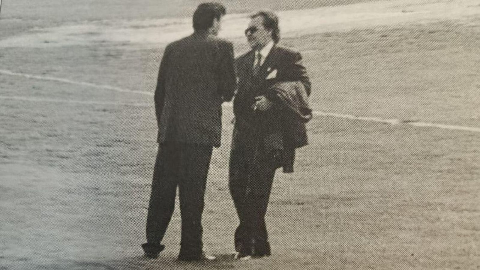 Ángel Serrano desea suerte a Argimiro Márquez sobre el césped del San Juan Bosco