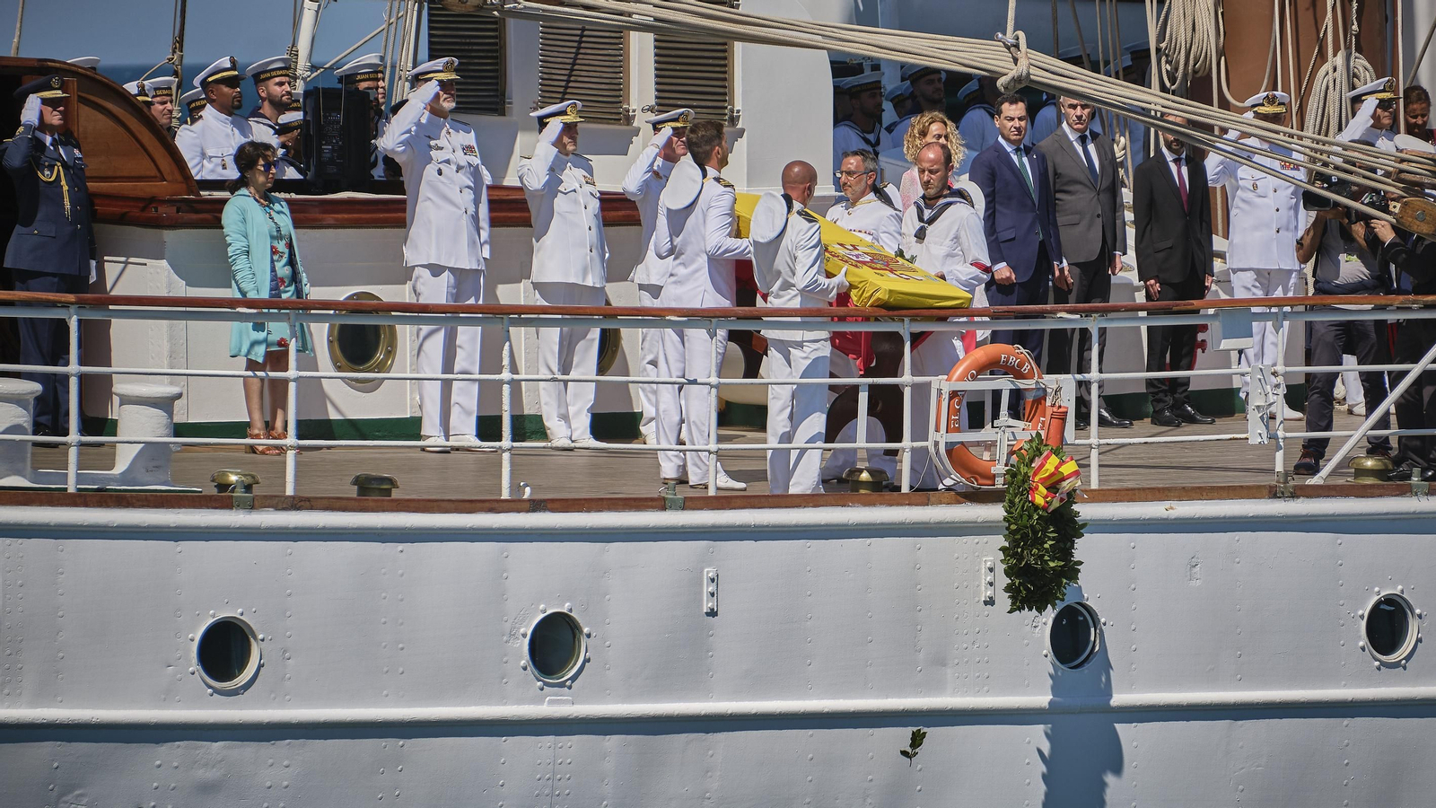Parada naval y aérea en homenaje a Elcano en aguas de Sanlúcar. Parada naval y aérea en homenaje a Elcano en aguas de Sanlúcar.