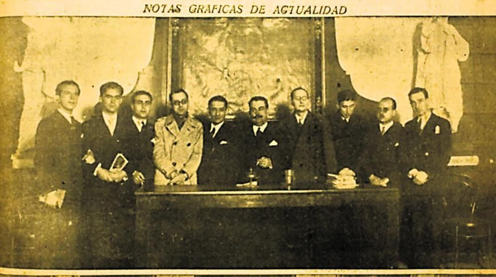 1. Fotografía de las veladas  del Ateneo, atribuida a Pepín Bello. La instantánea coincide milimétricamente con la publicada por 'El Liberal'. En ella, Dámaso Alonso (segundo por la derecha) aparece de cuerpo entero. 2. La imagen tomada por Dubois que salió en 'La Unión'. El poeta está situado completamente detrás de la mesa. 3. Fotografía de Serrano en 'El Noticiero Sevillano', donde Alonso asoma sólo una pierna.