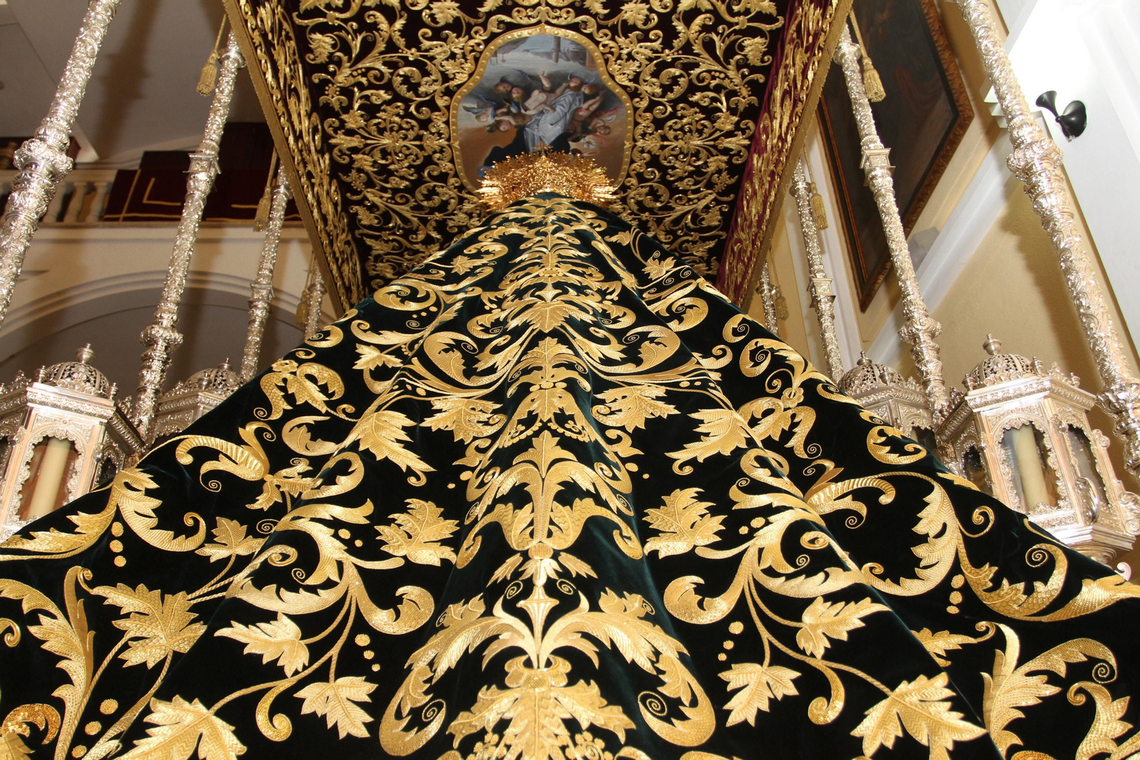 Preparativos de la Virgen del Rocío y la Esperanza de la Hermandad del Calvario