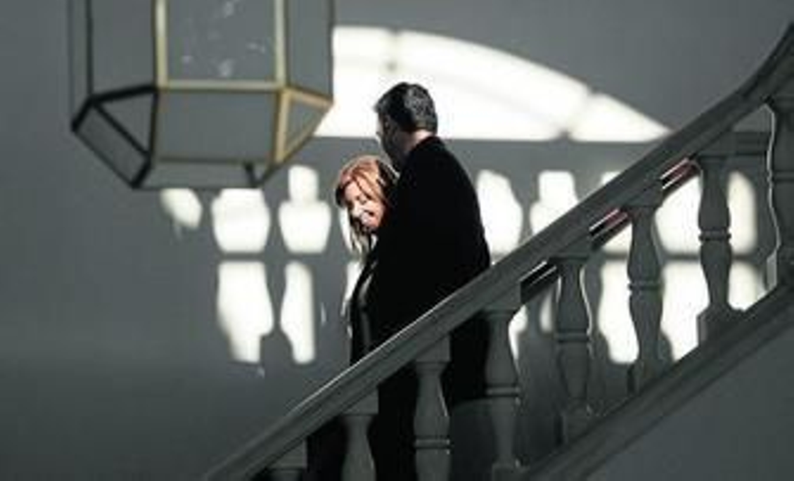 Susana Díaz baja las escalinatas del Parlameno andaluz, junto a Mario Jiménez, el jueves, día de su elección.