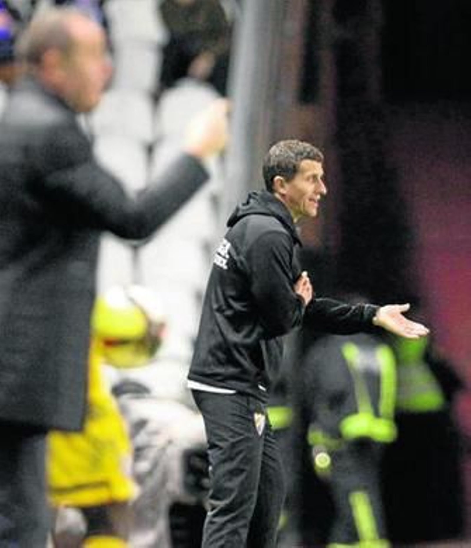 Gracia hace indicaciones a su equipo, ayer, en Riazor.