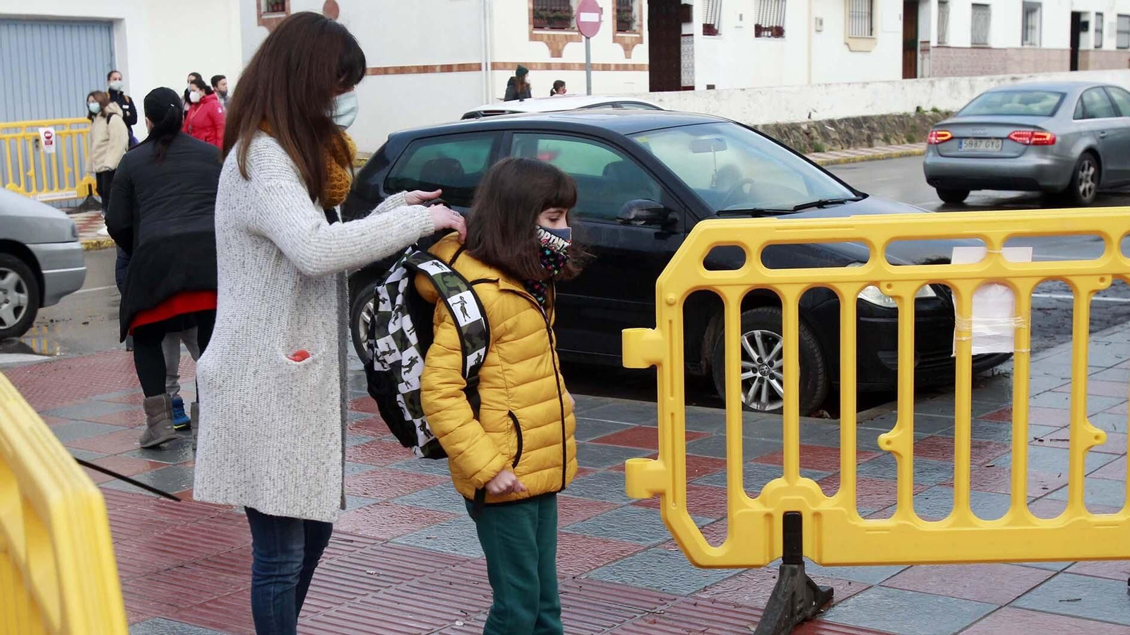 Entrada al colegio San Isidro Labrador en Los Barrios