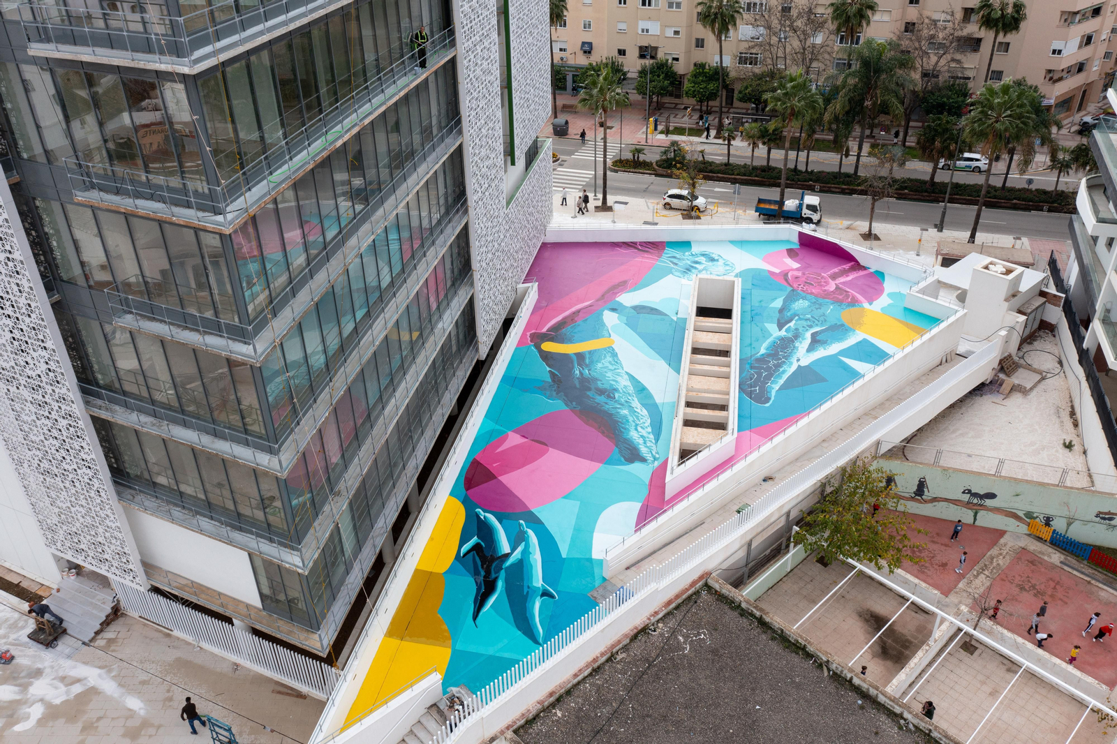 El mural artístico pintado sobre pavimento junto al futuro Ayuntamiento.