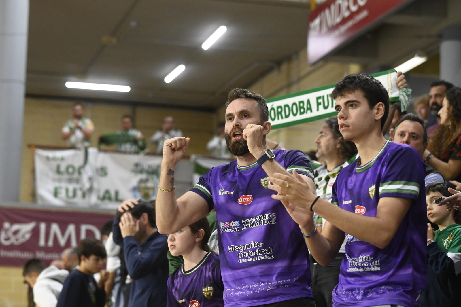 Las mejores fotos del ambiente en Vista Alegre para el Córdoba Futsal - Barça