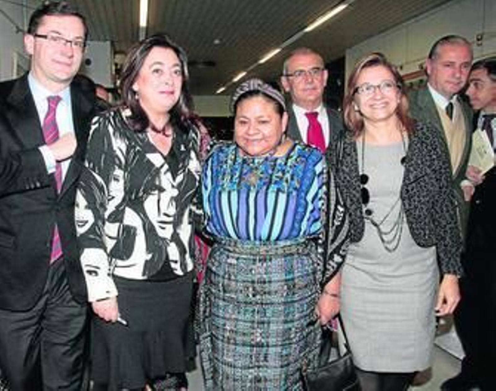 Rigoberta Menchú, entre María del Mar Moreno y Carmen Tovar. A la izquierda, Fernando Seco, de Antares.