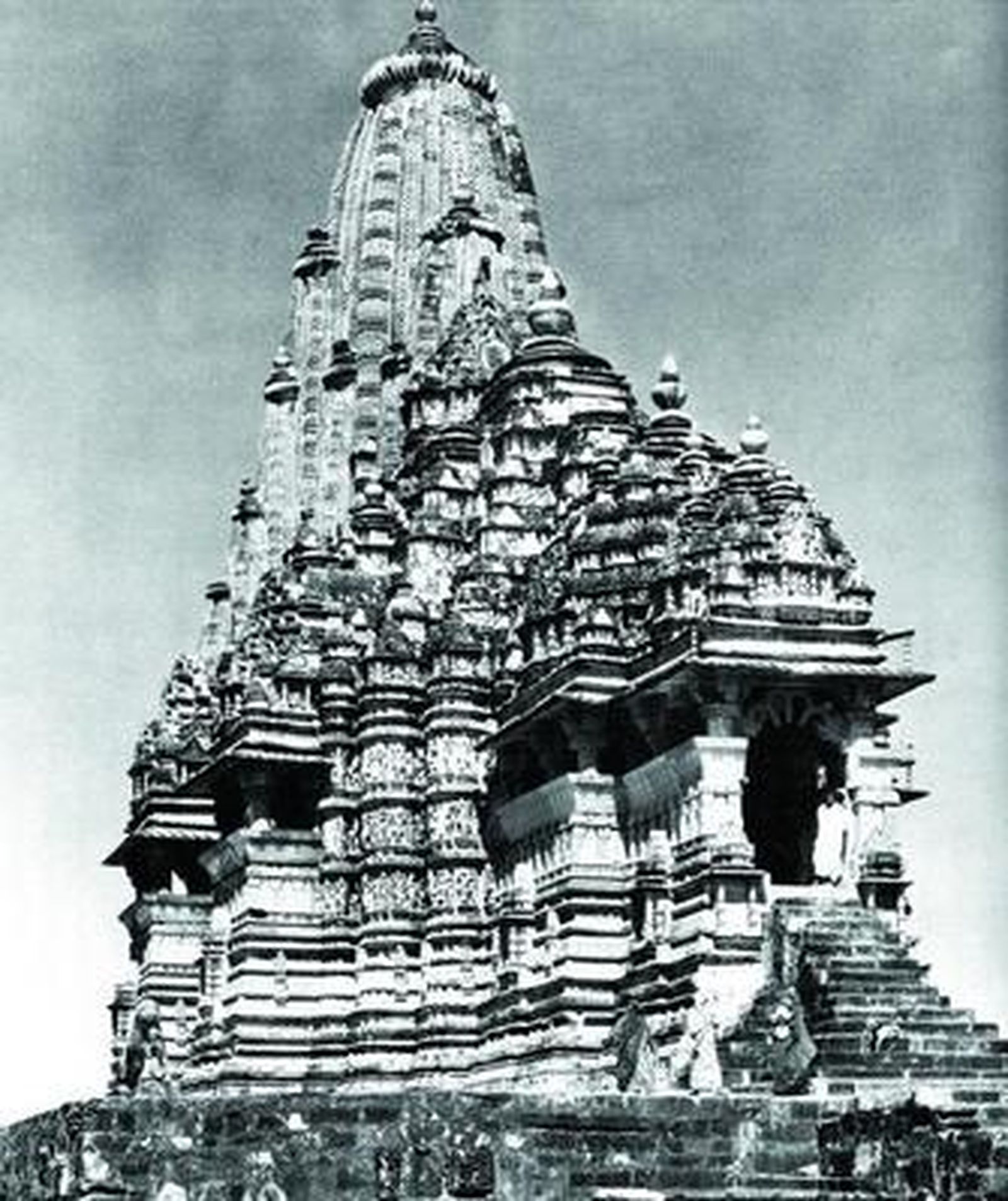 Imagen del Kandariya Mahadev, con el escalonamiento característico de los templos hindúes.