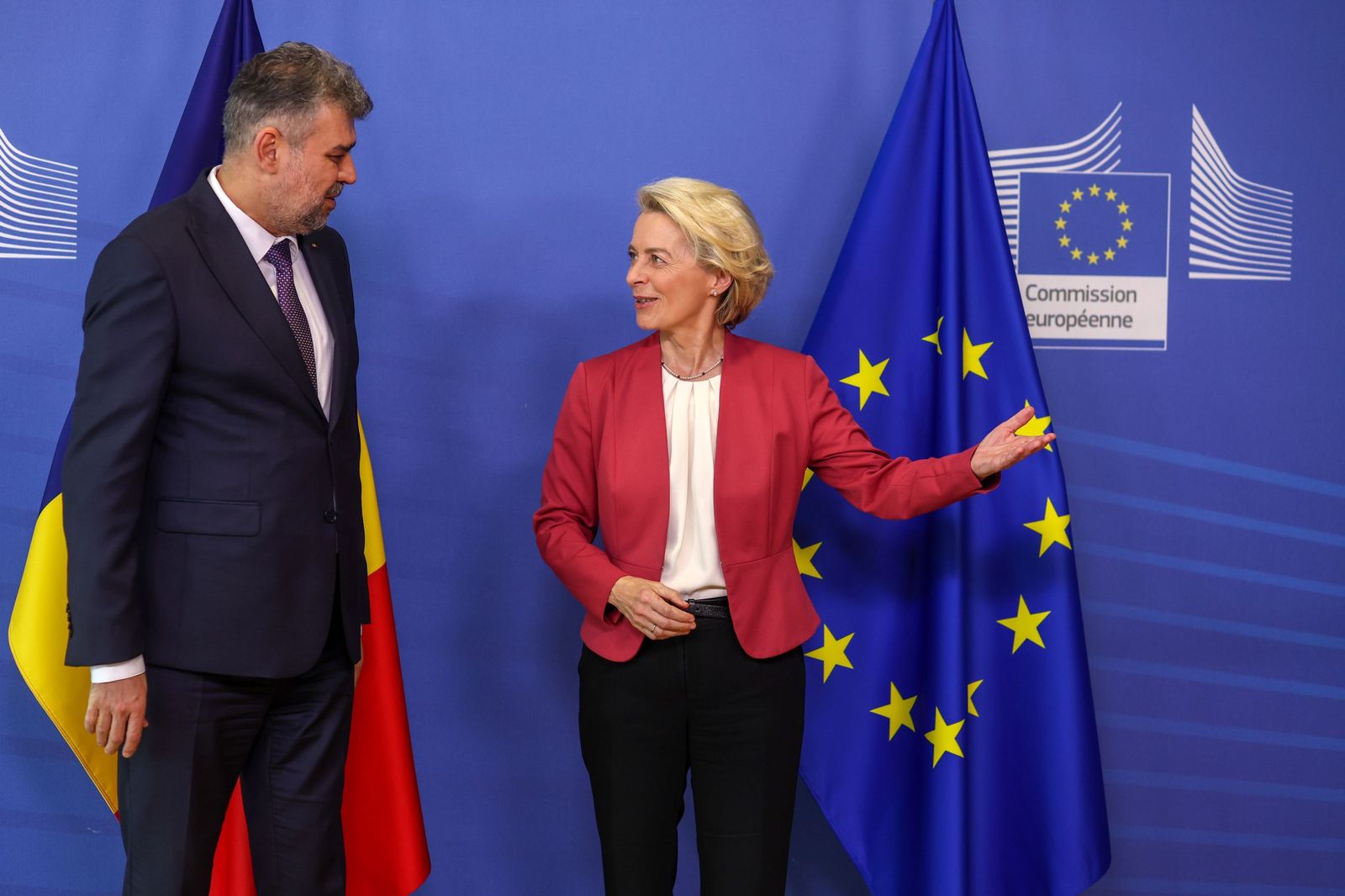 La presidenta de la Comisión Europea, Ursula von der Leyen, recibe al primer ministro rumano,  Ion-Marcel Ciolacu.