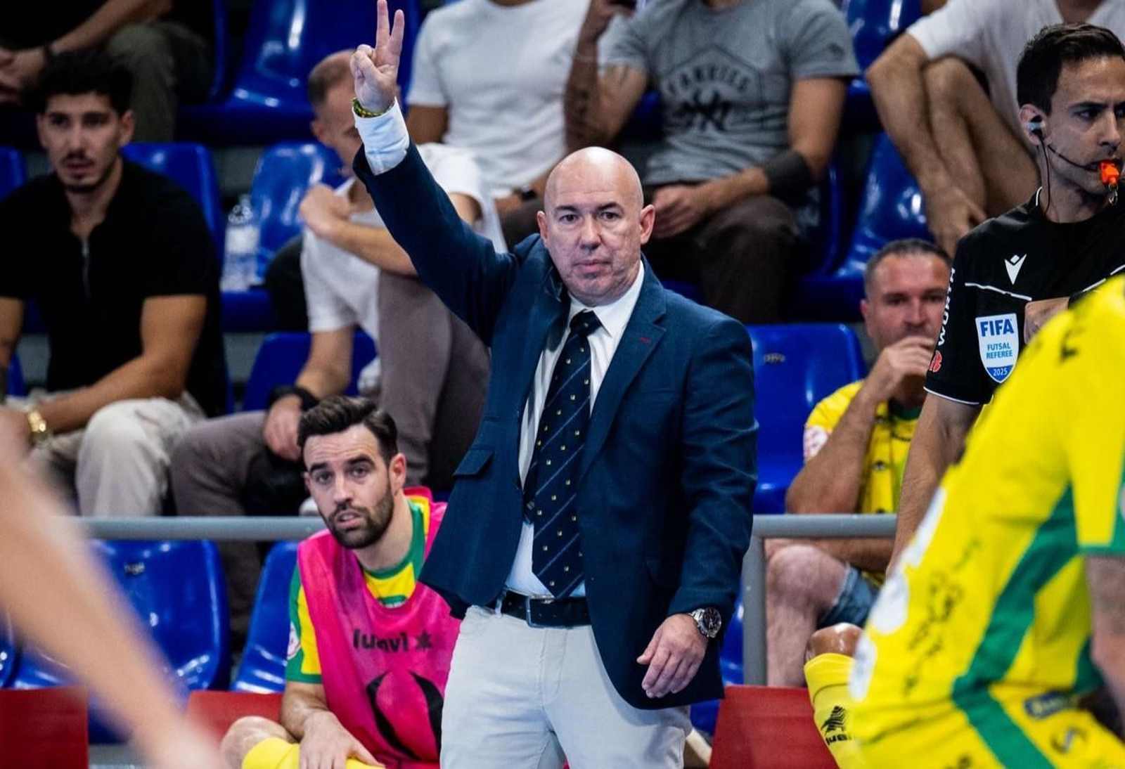 Dani Rodríguez hace indicaciones en el choque ante los azulgranas.