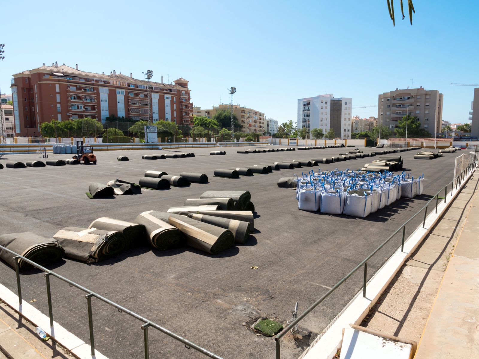 Vista general de los trabajos de la sustitución del césped artificial del campo de fútbol San Fernando de Estepona.