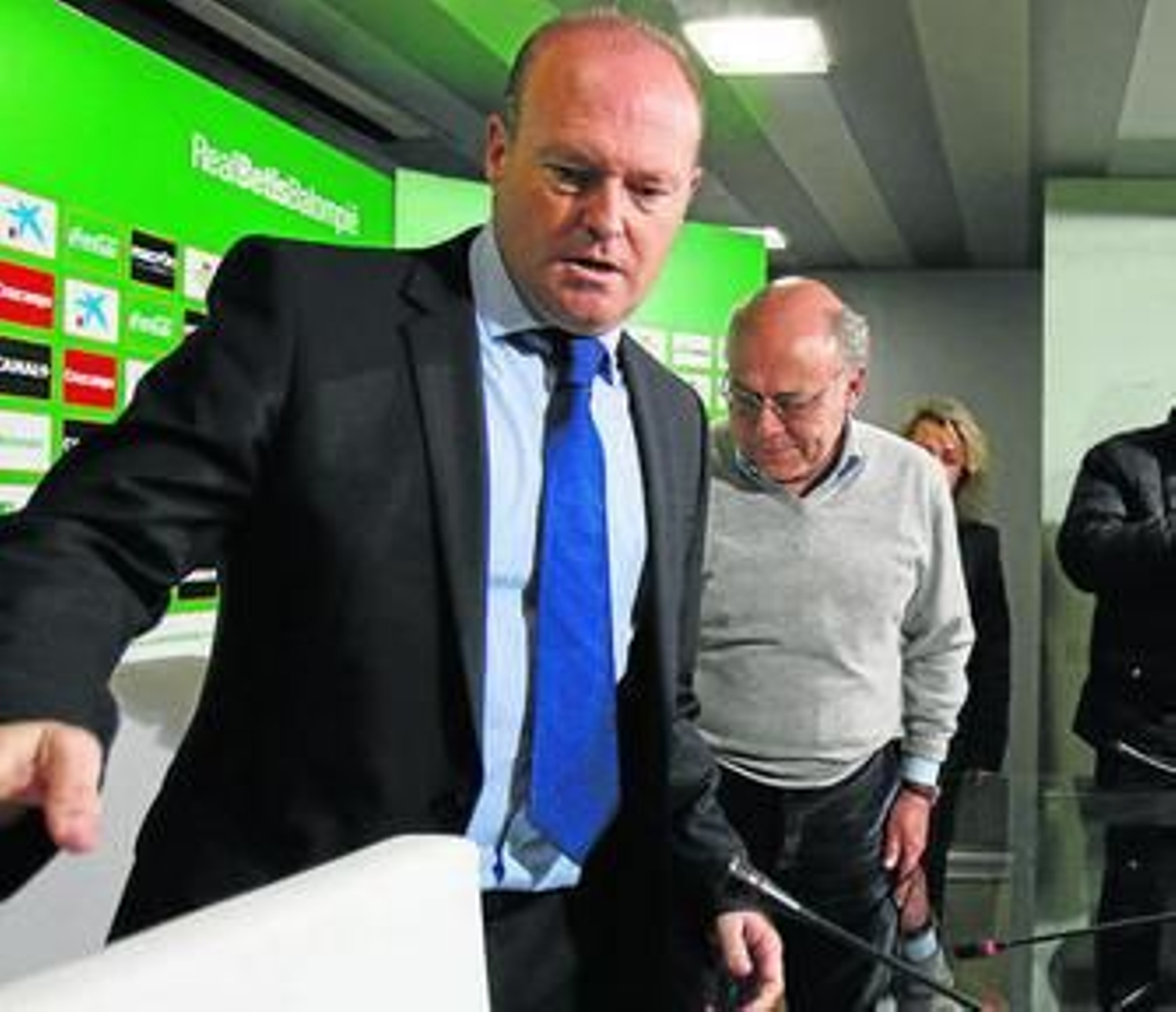 Pepe Mel toma asiento en la sala de prensa del estadio de Heliópolis.