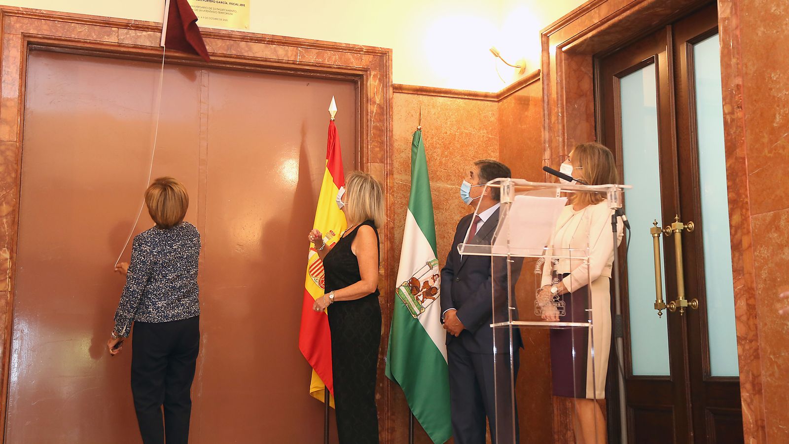 La esposa de Luis Portero descubre la placa conmemorativa.