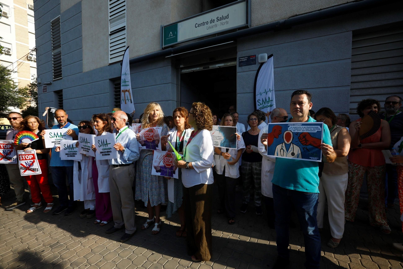 La concentración de los profesionales del centro de salud Levante-Norte de Córdoba, en imágenes