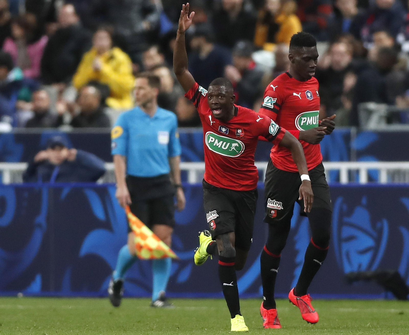 Traoré, con Sarr detrás, en un encuentro del Rennes.