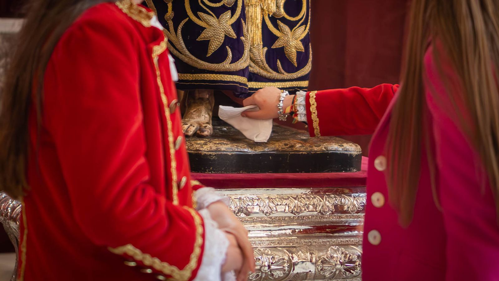 Los besapiés y besamanos del Domingo de Pasión en Jerez, en imágenes