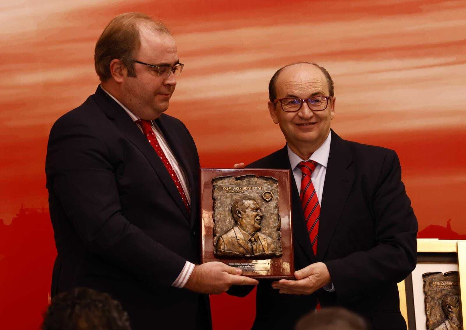 Carlos Navarro Antolín recibe de José Castro el relieve de José Antonio Blázquez como mención especial.