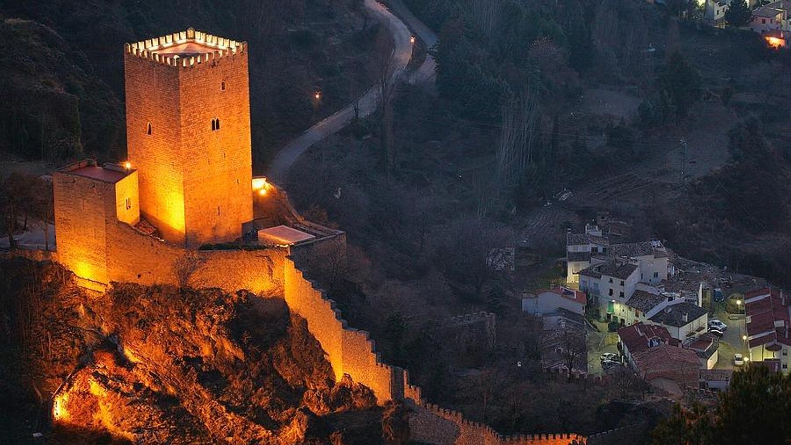 Vista nocturna del Castillo de la Yedra de Cazorla.