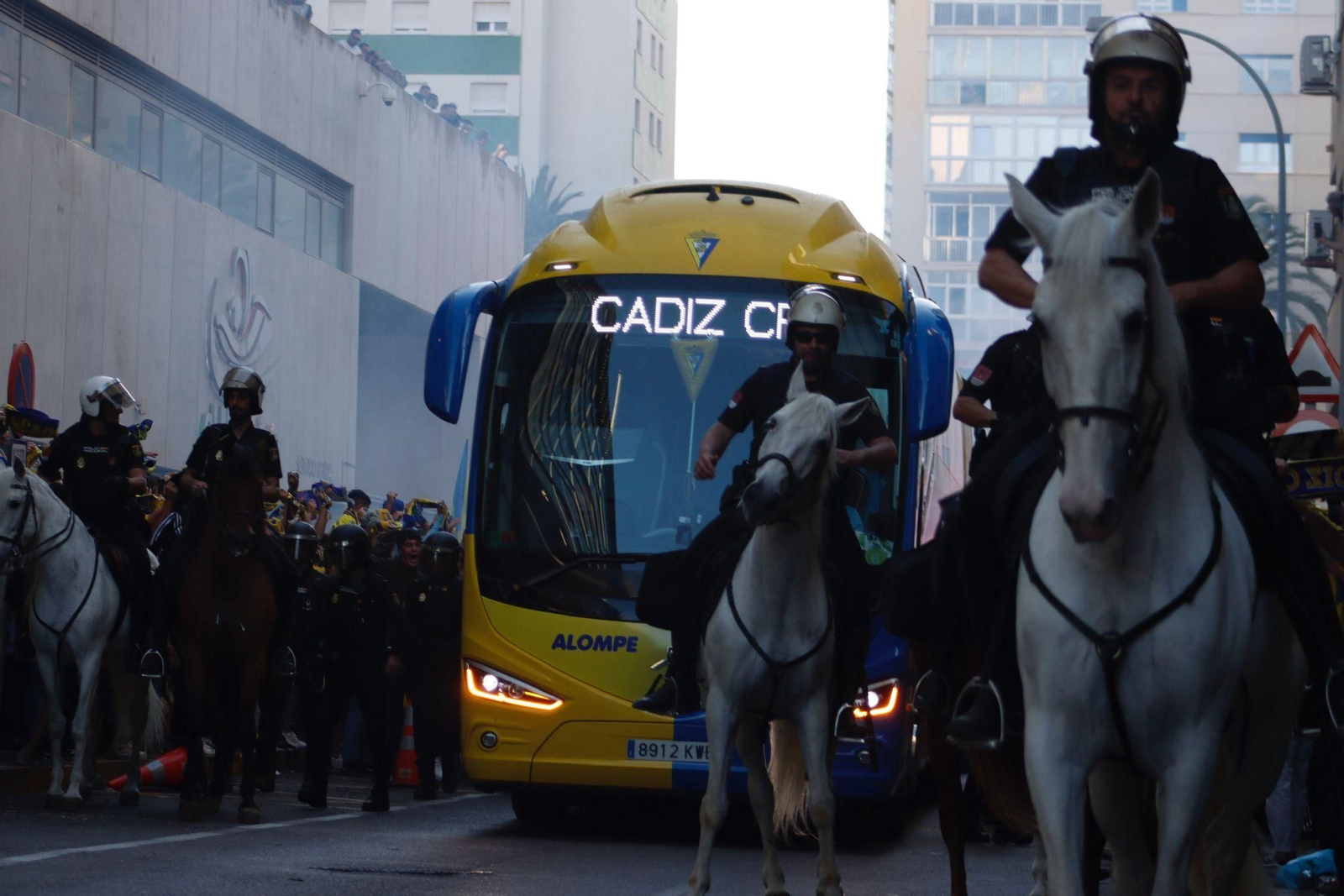 Espectacular recibimiento al Cádiz antes del partido contra el Real Madrid