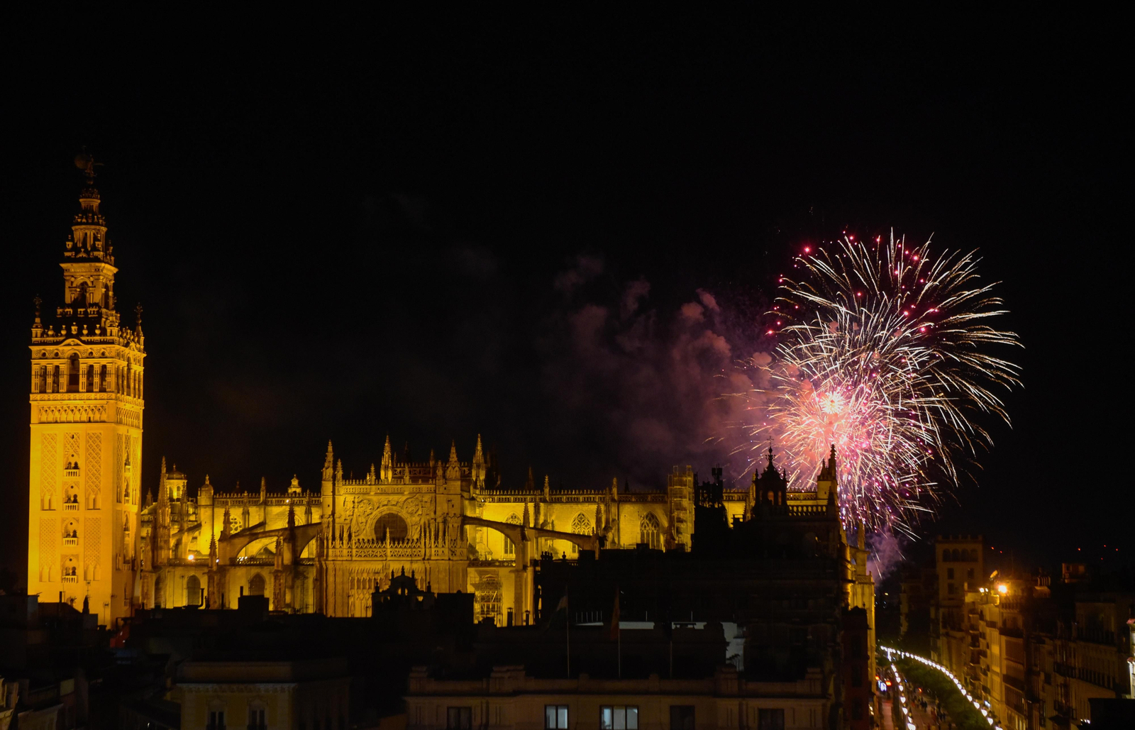 Las imágenes de los fuegos artificiales de la Feria de Sevilla 2024