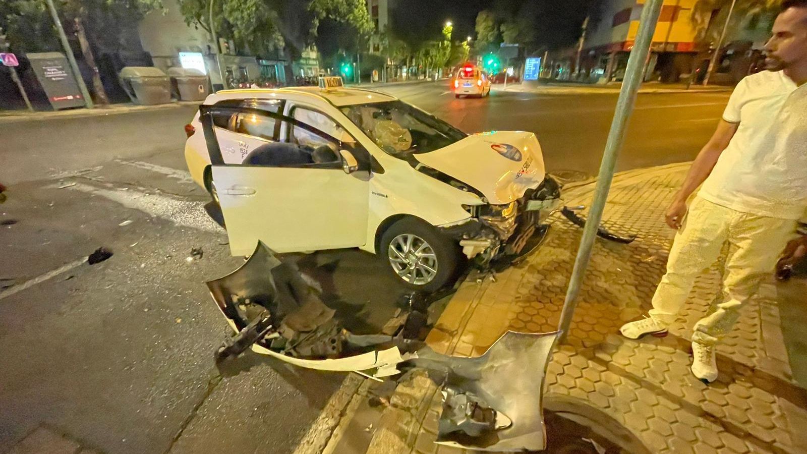 El taxi siniestrado, con la parte delantera completamente destrozada.