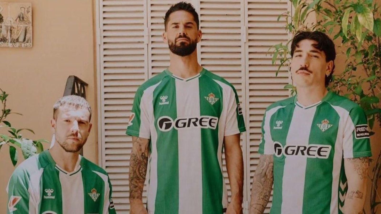 Ruibal, Isco y Bellerín posan con la nueva primera equipación del Betis. Ruibal, Isco y Bellerín posan con la nueva primera equipación del Betis.