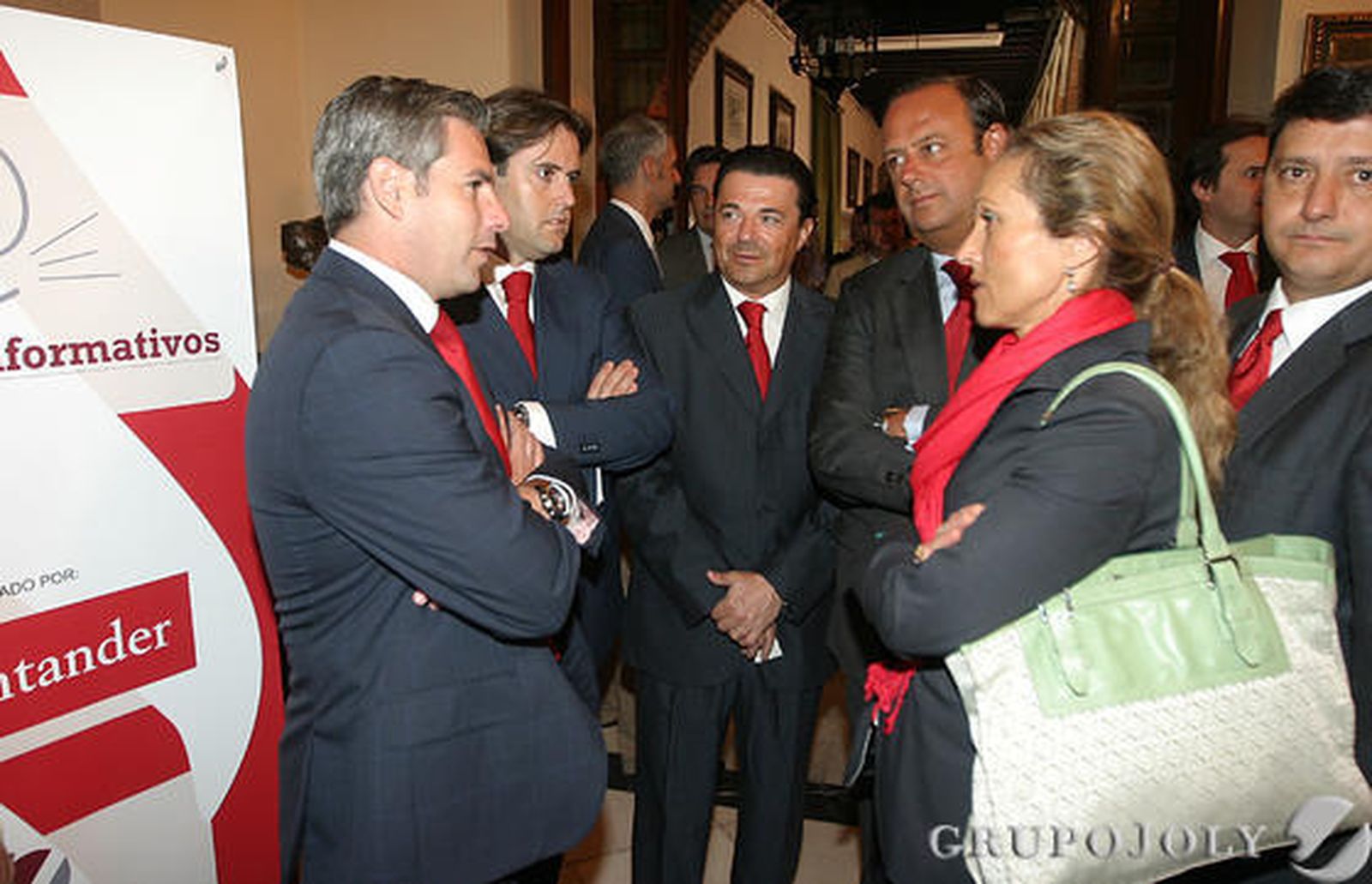 Directivos del Santander charlan antes del desayuno.

Foto: O. Barrionuevo / J. Martinez