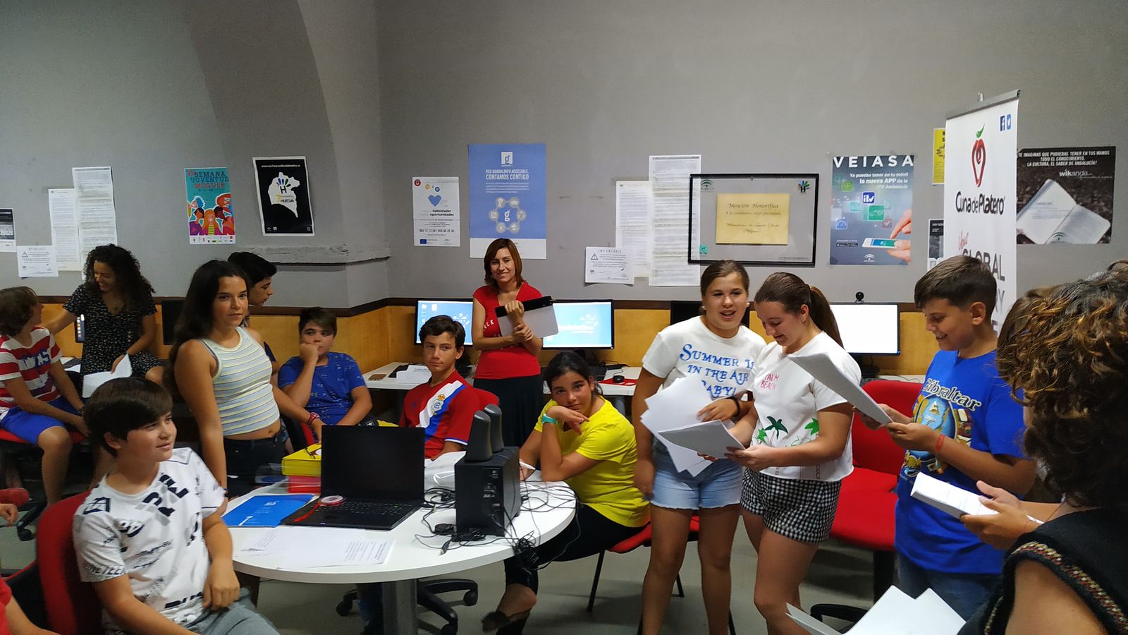 Los más pequeños disfrutan de las actividades en el Campamento Brújula.