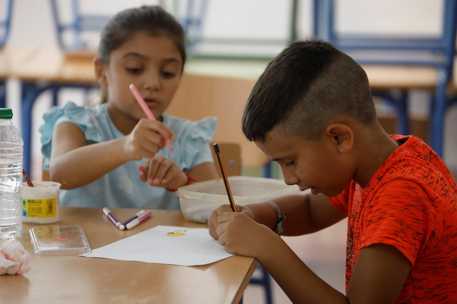 Dos niños de la escuela de verano del colegio Antonio Gala.