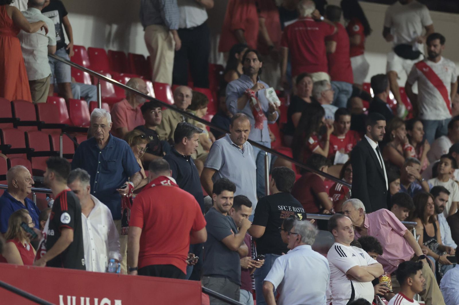 Búscate en las fotos del Sevilla - Elche