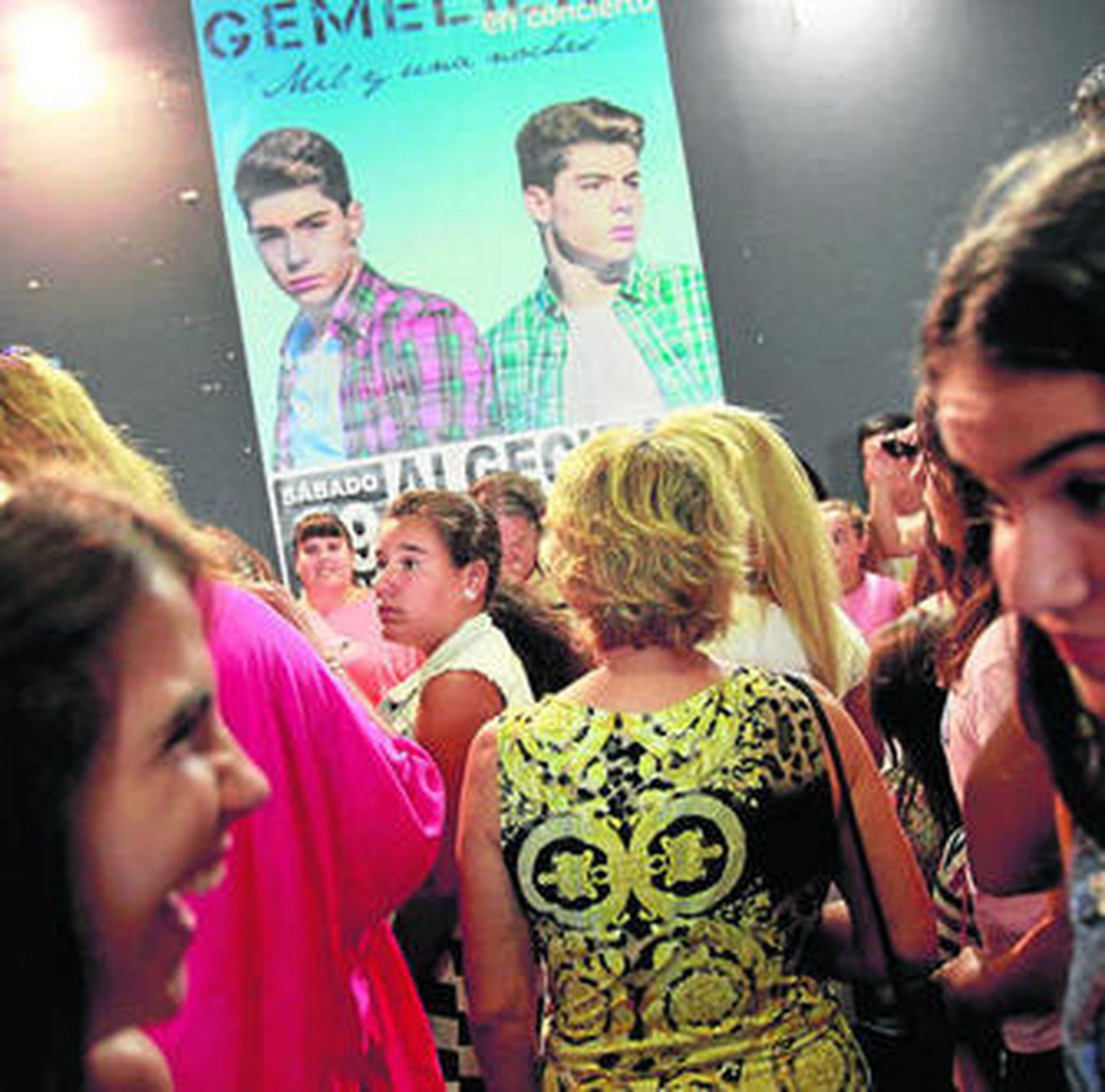 Un momento del encuentro de fans de Gemeliers, ayer en el centro comercial Puerta Europa.