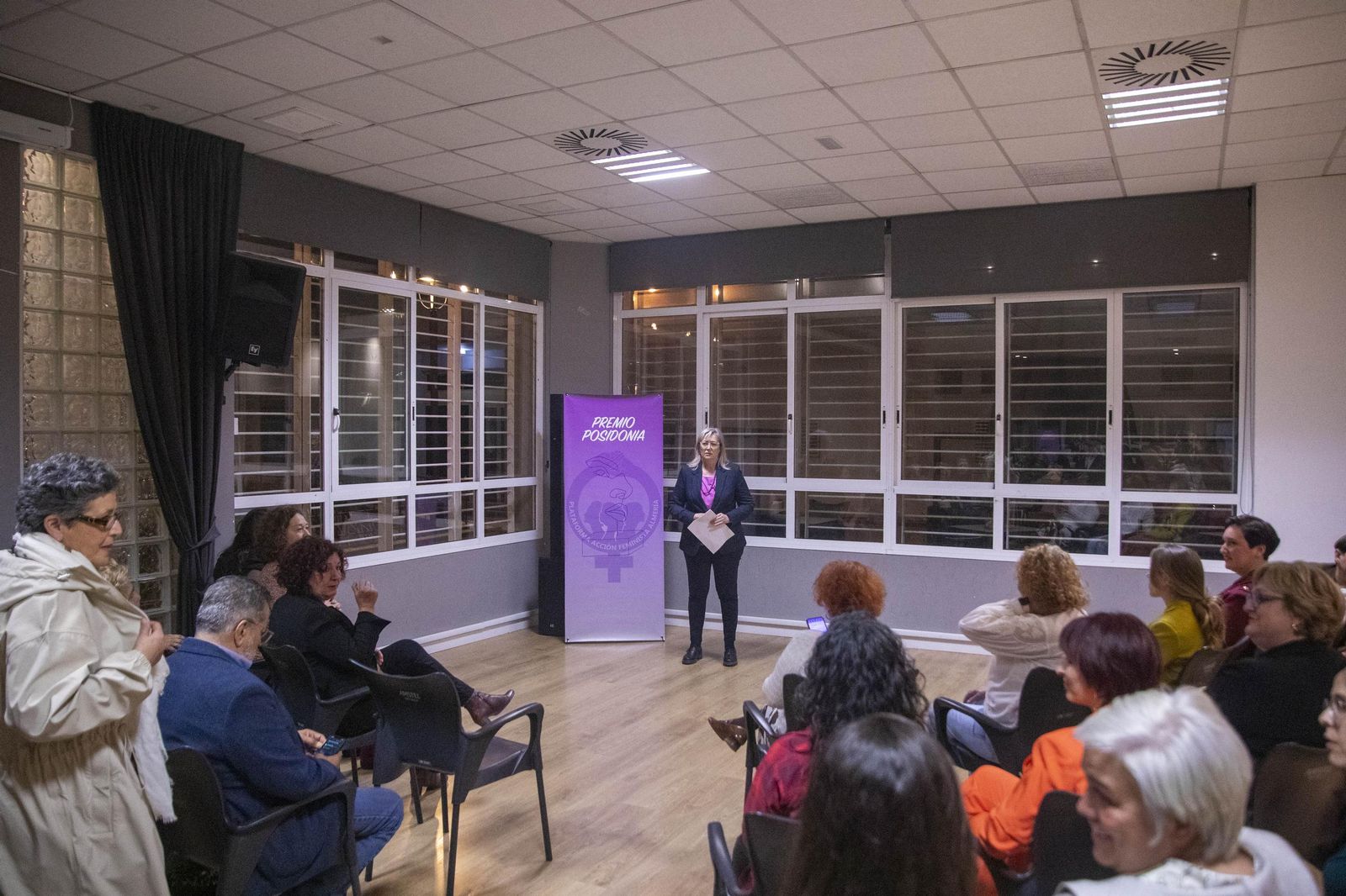La Plataforma de Acción Feminista en Almería rinde homenaje a las mujeres de la Desbandá con su II Premio ‘Posidonia’ a Loli Sierra, vicepresidenta de la Asociación Memorialista de la Desbandá, en imágenes
