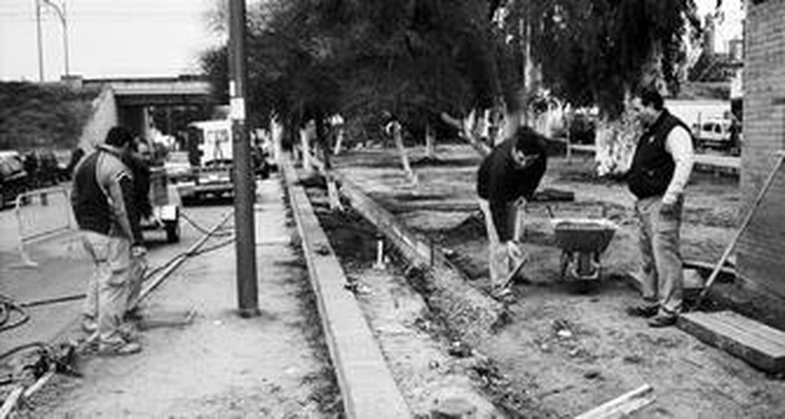 La plaza, ya en obras, es una de las principalas entradas a Lora del Río.