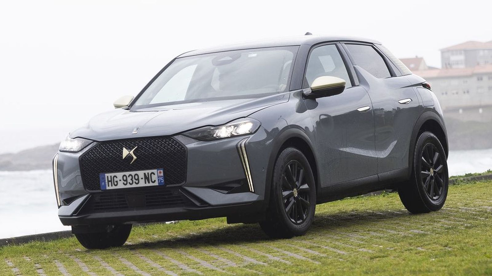 Con el DS 3 se ofrece una alternativa posicionada entre los SUV B con dos opciones de buen desempeño ciudadano y periurbano: Hybrid y E-Tense.