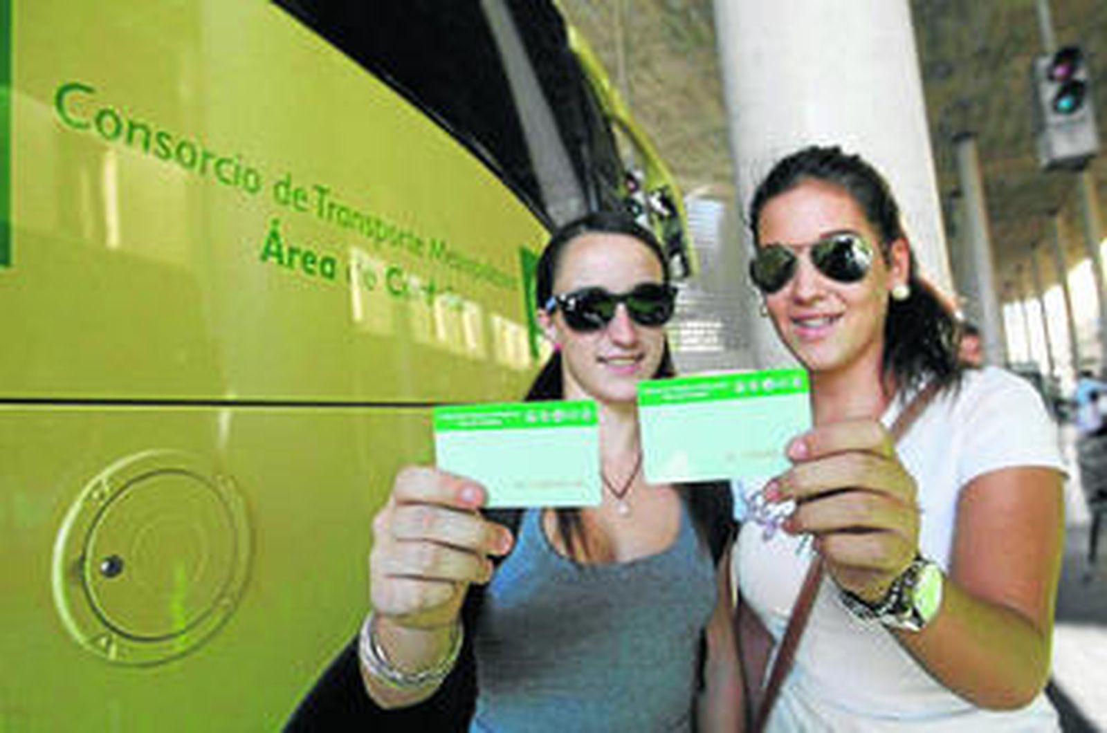 Dos jóvenes muestran la tarjeta única del Consorcio de Transportes Metropolitano.