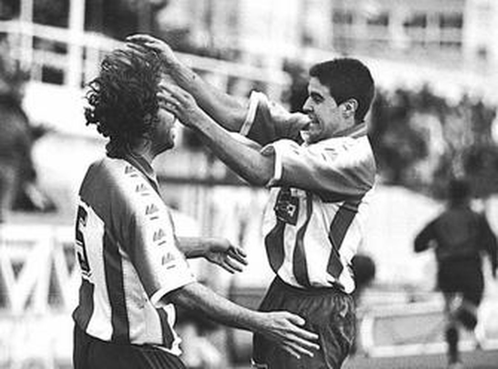 1. Alexis de la Paz se abraza a Jonás tras conseguir un gol en 1999, con el equipo en Segunda B. 2. El algecireño posa con su paisano Gregorio Molina, que por aquel entonces también despuntaba y de hecho, también se marchó y llegó a la categoría de plata. 3. En La Línea, como jugador del Puerto Real frente a su hermano Marín, de la Balona. 4. El pasado viernes, en la puerta del estadio Nuevo Mirador que él inauguró, junto al presidente del Algeciras, Bernardo Martín. /Fotos: Quiñones, Martín y Paco Guerrero.