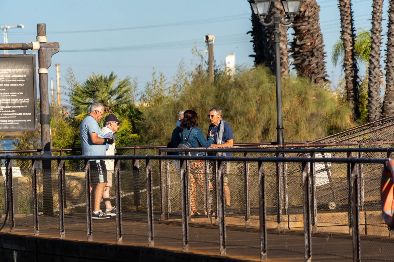 La jornada de puertas abiertas en el Muelle de las Carabelas en imágenes