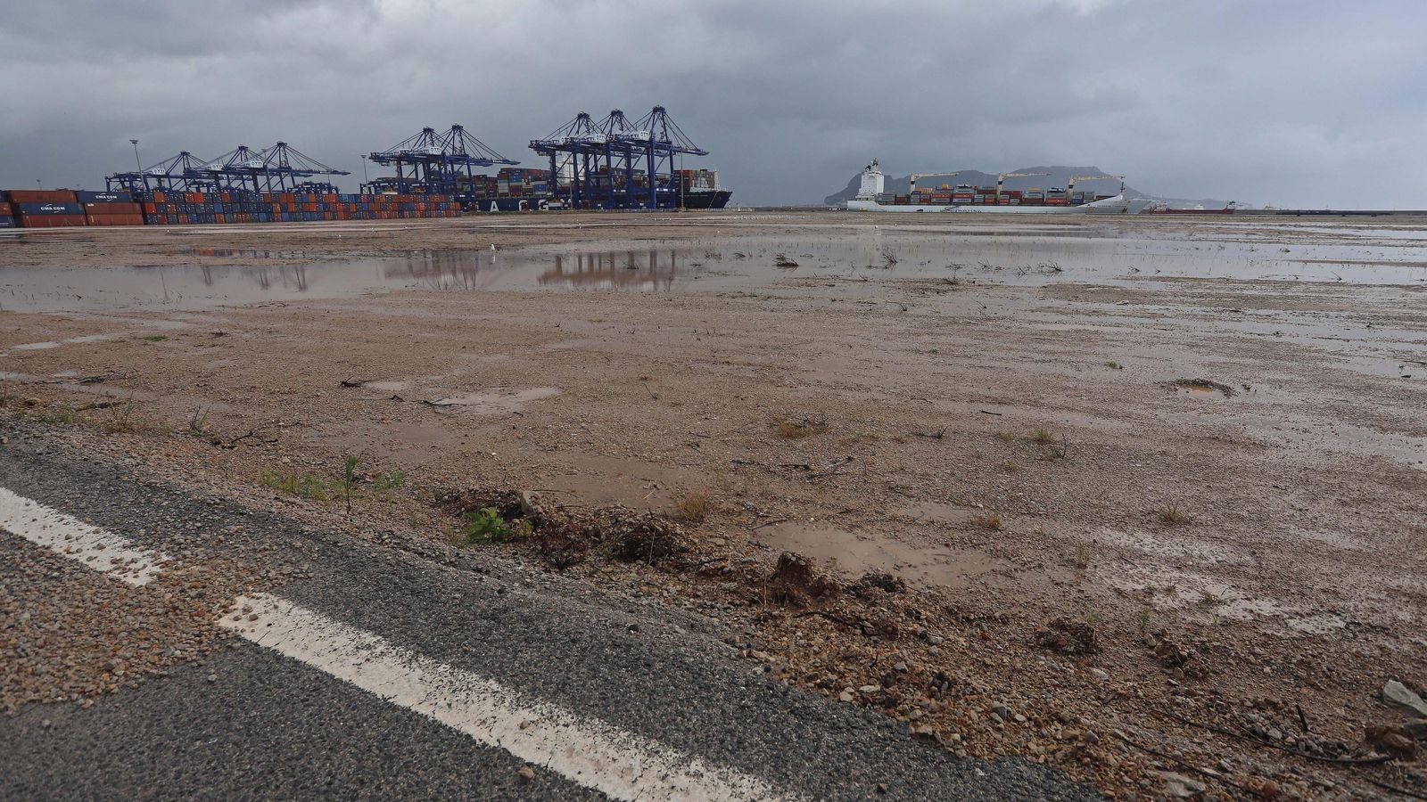 La explanada, vista desde el vial de acceso con TTI Algeciras al fondo.