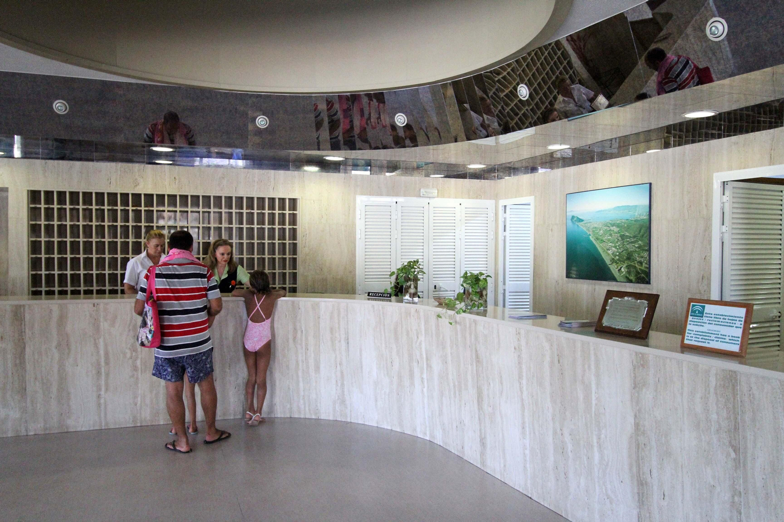 La recepción de la residencia de tiempo libre de La Línea.