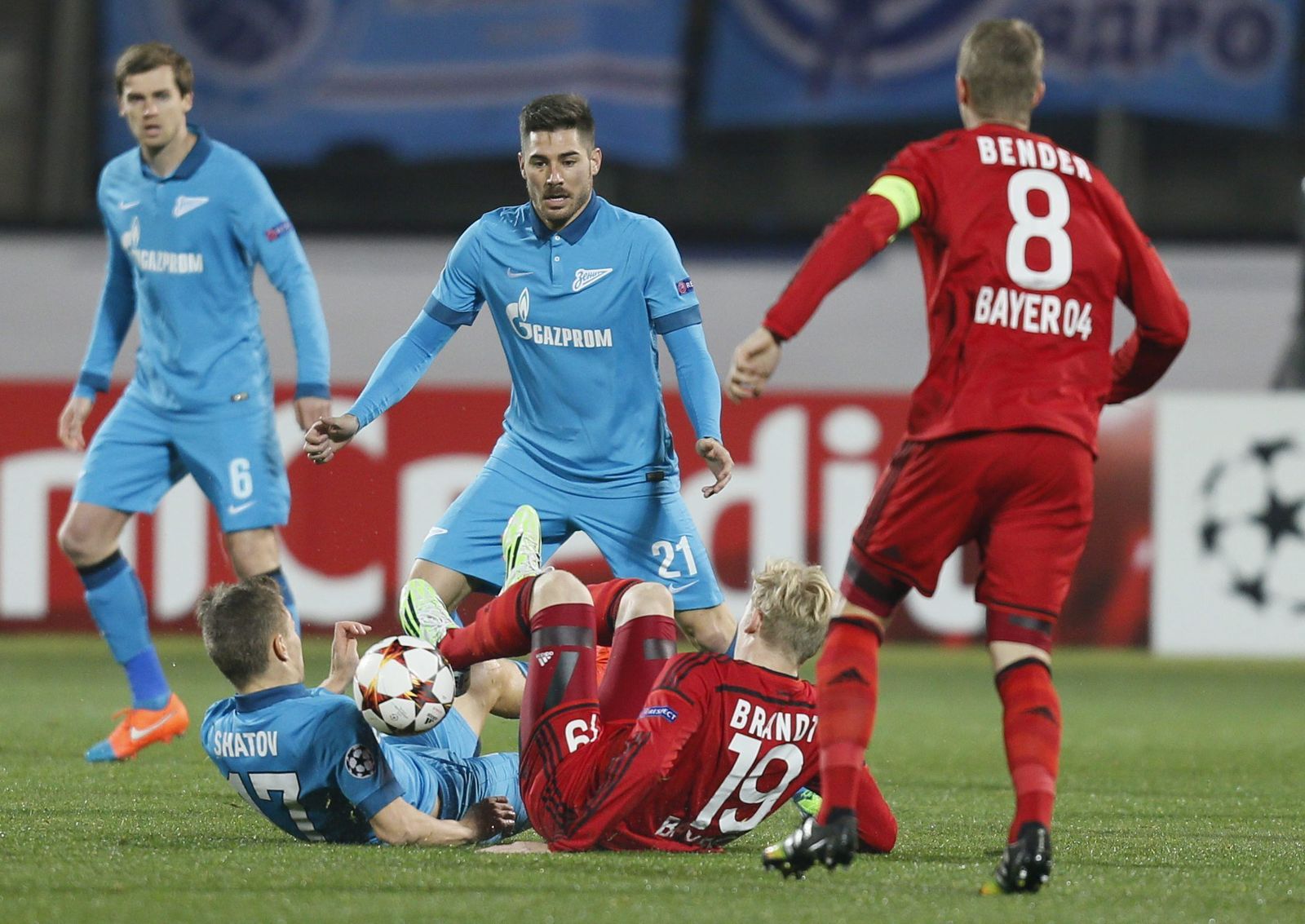 Javi García observa la disputa del balón de su compañero Shatov con Bender y Brandt en un partido del Zenit.