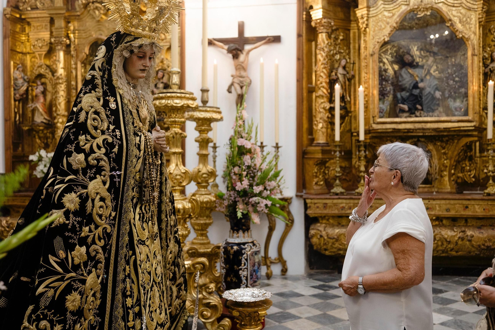 Una devota, ante la Virgen de los Dolores en el besamanos por el 14 aniversario de su coronación canónica.