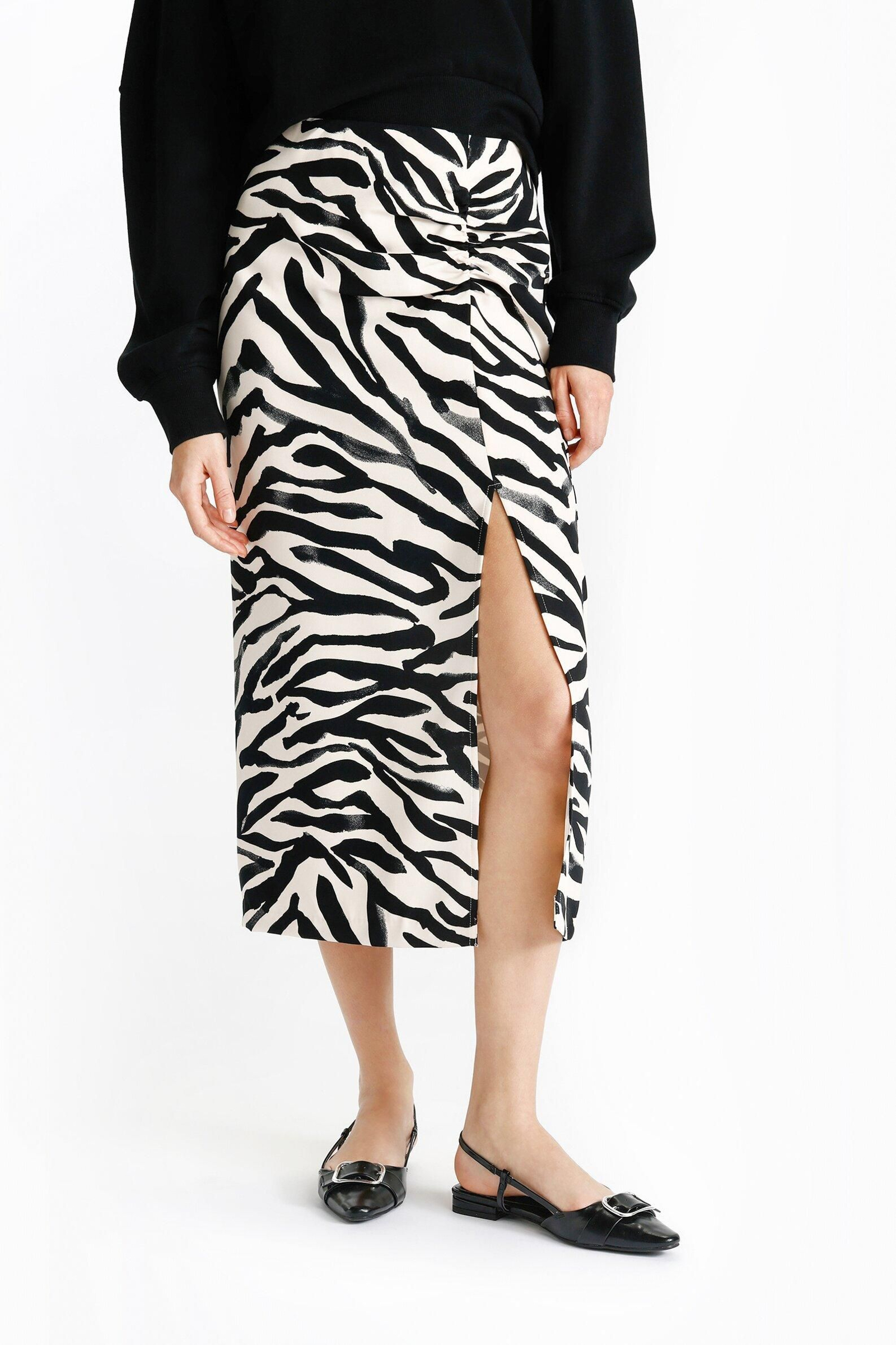 Falda animal print de Lefties.