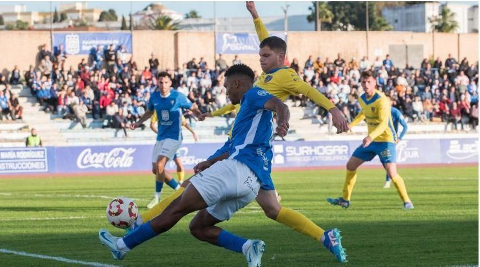 Manny, del San Fernando, centra durante su partido con el Orihuela Manny, del San Fernando, centra durante su partido con el Orihuela